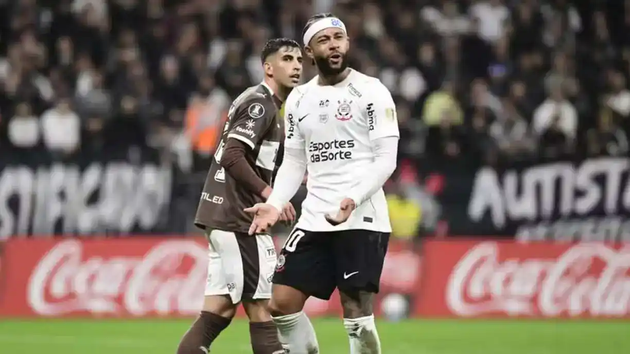 Memphis Depay deseja permanecer no Corinthians e deixou claro durante entrevista de ontem - Foto: Marcos Ribolli