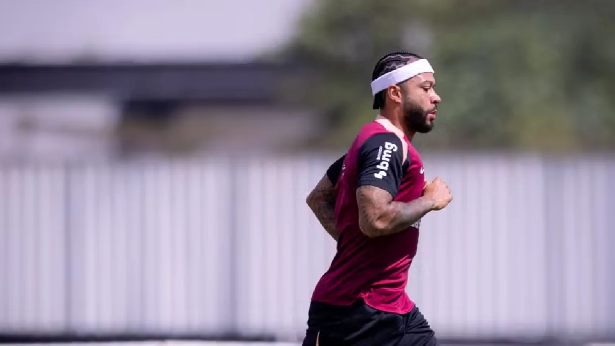 Quando Memphis Depay volta a jogar? Veja o planejamento do Corinthians