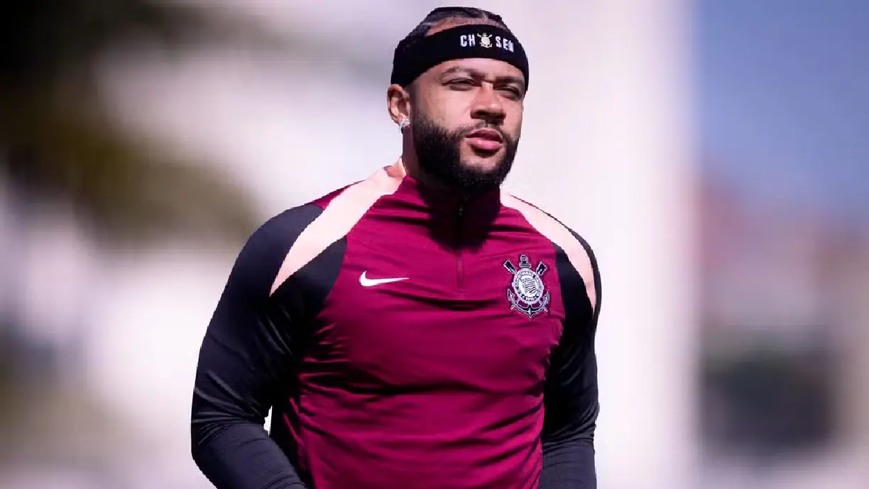 Memphis Depay em campo no CT Joaquim Grava na preparação do Timão para enfrentar o Barra FC - Foto: Rodrigo Coca/Agência Corinthians