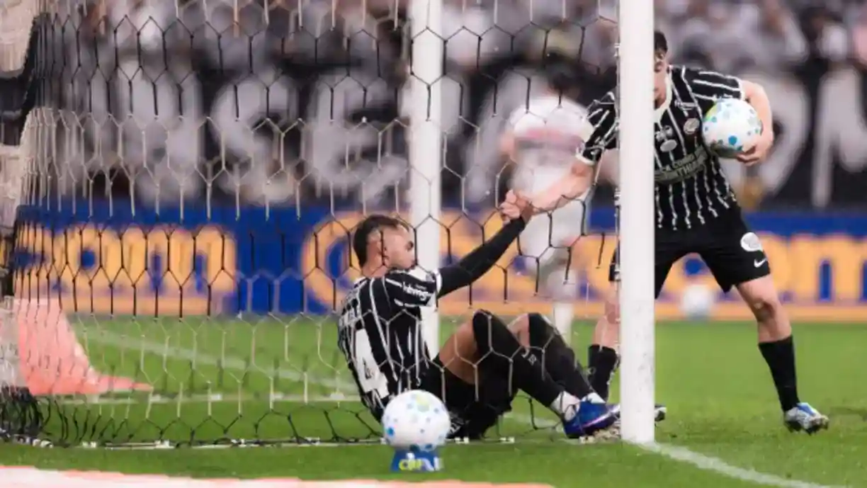 Raniele revela apoio dos atletas do Corinthians após erro no gol do São Paulo