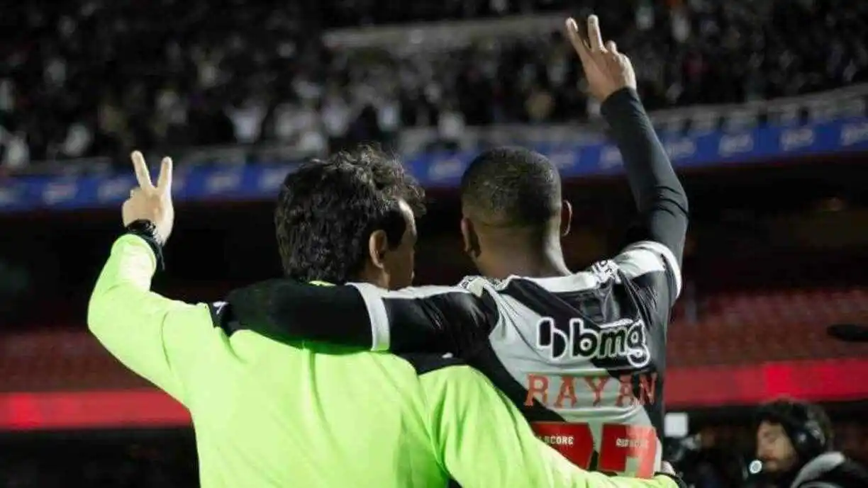 Rayan rasga elogios ao técnico do Corinthians e revela como Fernando Diniz o ajudou